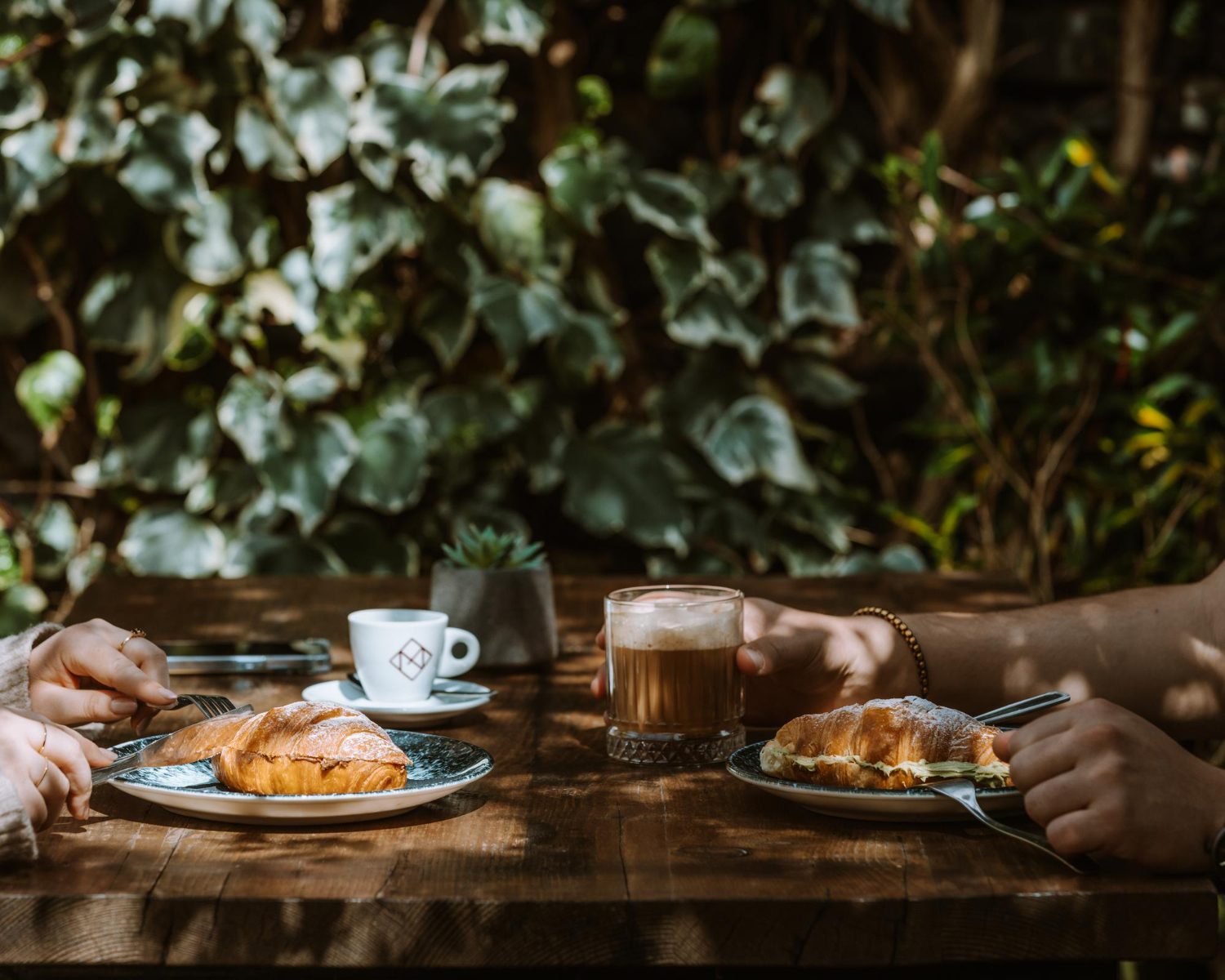 Śniadanie w ogrodzie: croissanty i kawa
